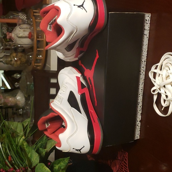 Black and red and white Nike Air Jordan - Picture 5 of 5